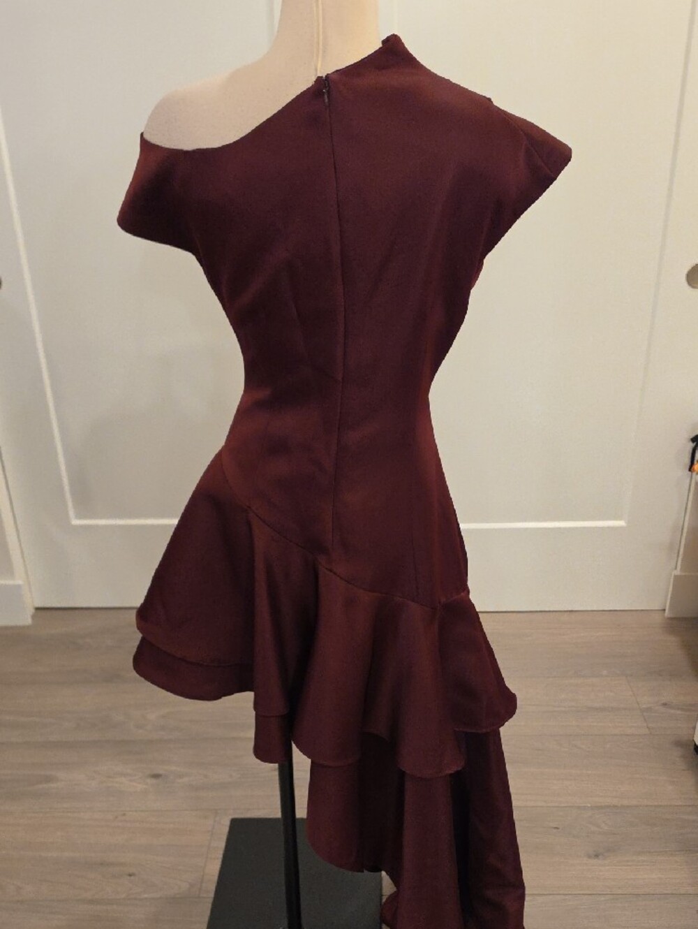 Elliatt Livia gorgeous gown with a One-Shoulder Ruffle in berry size M NWTS - Picture 8 of 13